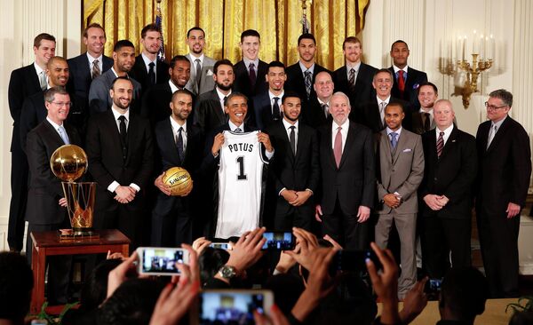 Президент США Барак Обама и баскетболисты Сан-Антонио