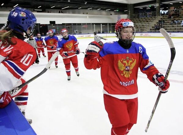 Хоккеистка молодежной сборной России Кристина Коротких радуется заброшенной шайбе в ворота команды Чехии