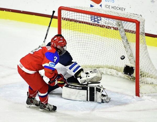 Хоккеистка молодежной сборной России Фануза Кадирова забрасывает шайбу в ворота финской сборной