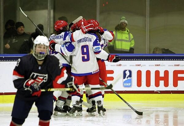 Хоккеистки молодежной сборной России радуются заброшенной шайбе в ворота американок