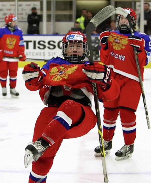 Хоккеистки молодежной сборной России радуются заброшенной шайбе