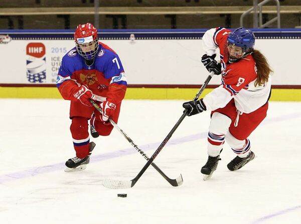 Российская хоккеистка молодежной сборной Диана Канаева против сверстницы из Чехии Катерины Букольской