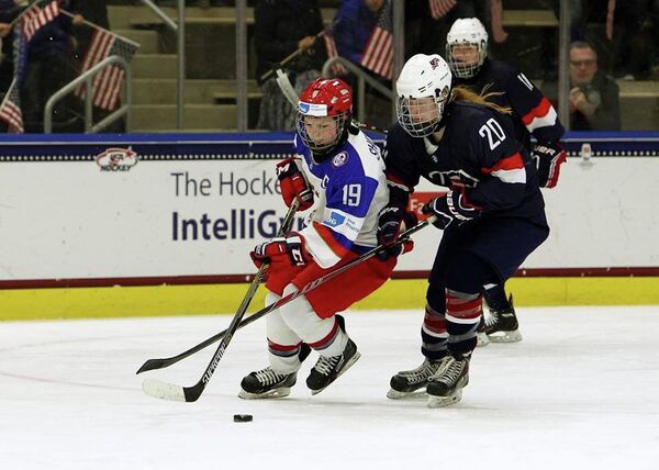 Хоккеистка сборной России Анна Шохина против сверстницы из команды США Алекс Уокен (справа)