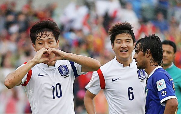Футболисты сборной Южной Кореи Нам Тхэ Хи и Пак Чжу Ху