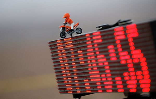 Статуэтка в виде мотогонщика перед стартом девятого этапа ралли Дакар