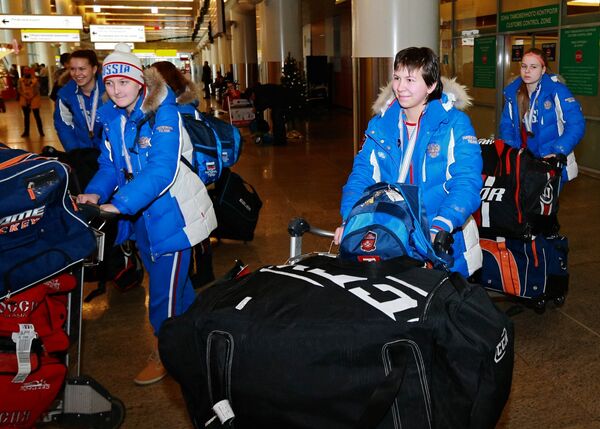Прилет женской молодежной сборной России по хоккею. Лиана Ганеева (вторая справа)