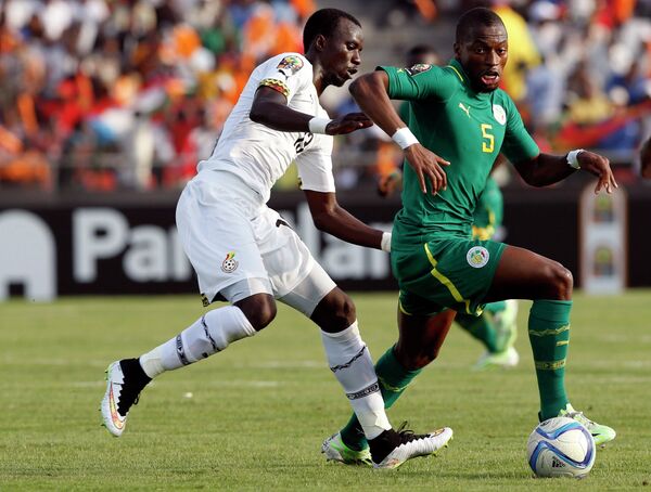 Полузащитник сборной Ганы Рабиу Мохаммед и полузащитник сборной Сенегала Папе Диоп (слева направо)