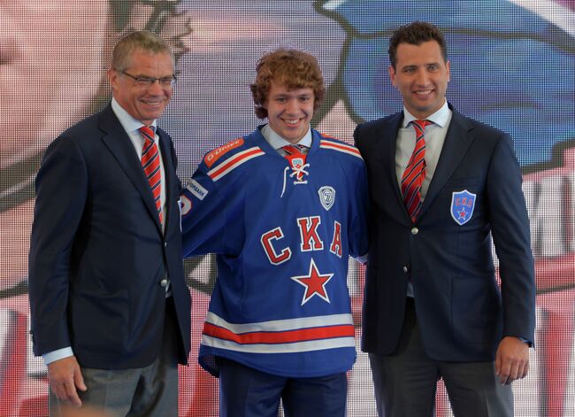 Александр Медведев (слева),  вице-президент хоккейного клуба СКА Роман Ротенберг (справа) и форвард ХК СКА Артемий Панарин
