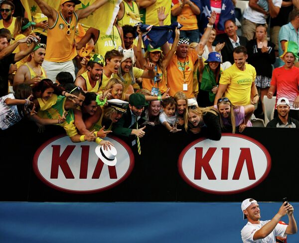 Австралийский теннисист Сэм Грот делает селфи на фоне болельщиков