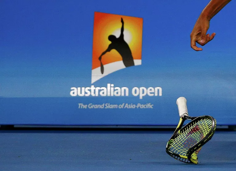 Разбитая ракетка Ника Кирьоса в матче первого круга Australian Open Разбитая ракетка Ника Кирьоса в матче первого круга Australian Open