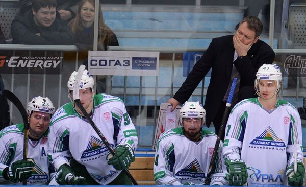 Главный тренер Салавата Юлаева Владимир Юрзинов (второй справа)
