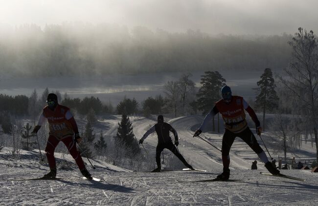 Лыжники на тренировке перед индивидуальной гонкой в соревнованиях по лыжным гонкам