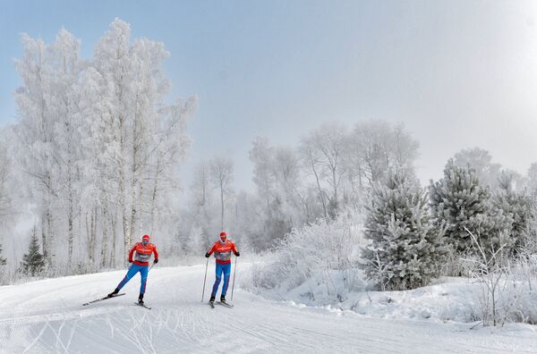 Александр Легков (Россия) на тренировке перед индивидуальной гонкой в соревнованиях по лыжным гонкам