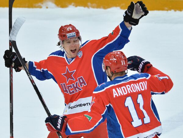 Хоккеисты ЦСКА Ондржей Немец (слева) и Сергей Андронов