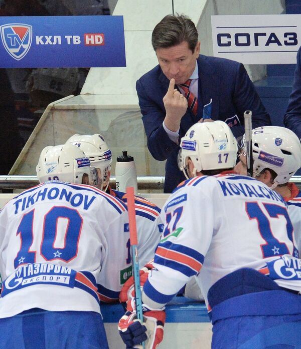 Главный тренер СКА Вячеслав Быков (в центре) вместе с игроками клуба