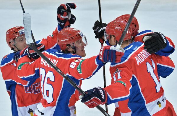 Хоккеисты ЦСКА Игорь Макаров (в центре) радуются заброшенной шайбе
