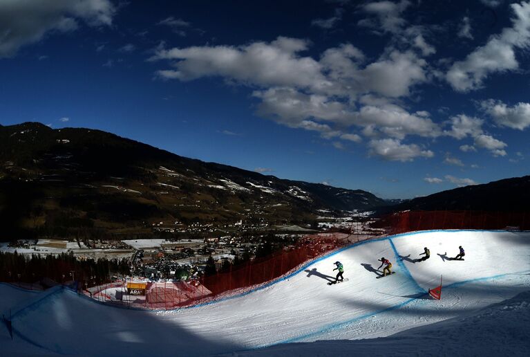 Спортсмены в 1/8 финала на соревнованиях по сноуборд-кроссу на чемпионате мира в Крайшберге