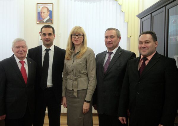 Эмиль Алиев (второй слева)