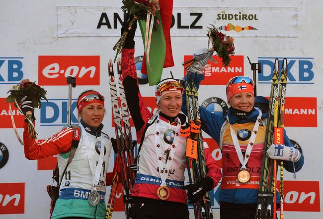 Дарья Виролайнен (Россия) – 2-е место, Дарья Домрачева (Белоруссия) – 1-е место, Кайса Мякяряйнен (Финляндия) – 3-е место (слева направо)