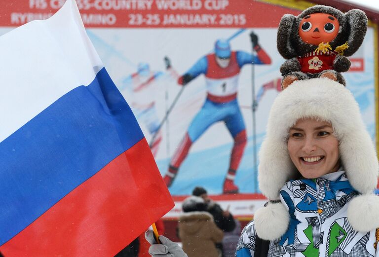 Болельщица перед началом квалификационного забега спринтерской гонки