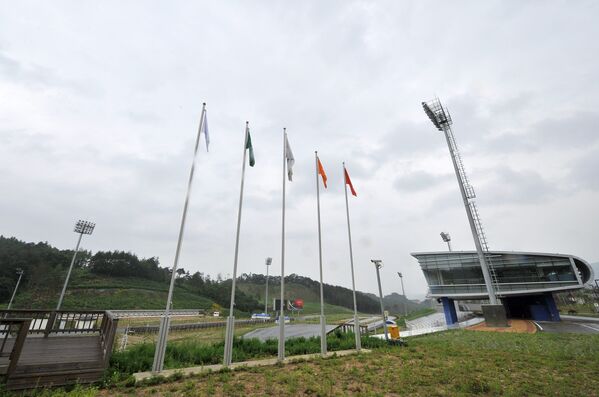 Вид на строящийся биатлонный комплекс для Олимпийских игр-2018 в Пхенчхане