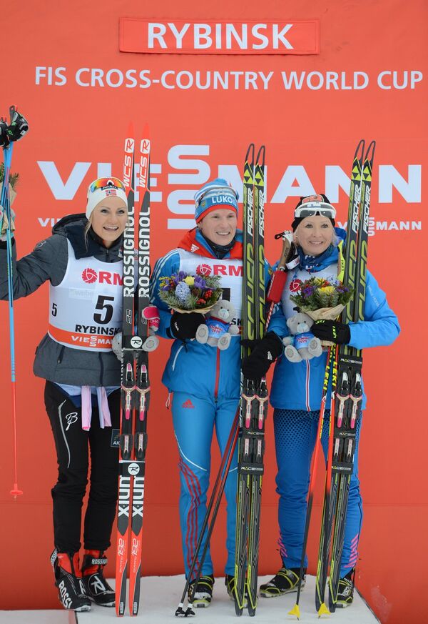 Мартина Эк Хаген (Норвегия) – 2-е место, Юлия Чекалёва (Россия) – 1-е место, Рийте-Лийсе Ропонен (Финлядия) – 3-е место (слева направо)