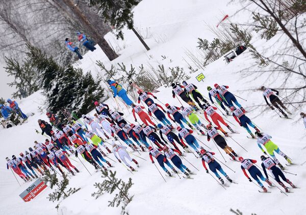 Спортсменки на дистанции скиатлона в соревнованиях по лыжным гонкам среди женщин на Х этапе Кубка мира по лыжным гонкам в Рыбинске