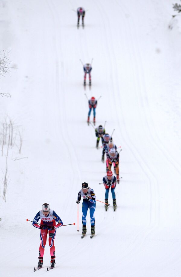 Спортсменки на дистанции скиатлона в соревнованиях по лыжным гонкам среди женщин на Х этапе Кубка мира по лыжным гонкам в Рыбинске