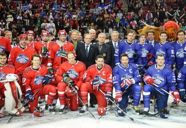 Фото команд после окончания матча звезд Континентальной хоккейной лиги между командами Запад и Восток