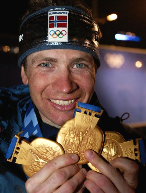 Великий биатлонист Уле-Эйнар Бьёрндален с золотыми медалями Олимпийских игр 2002 года в Солт-Лейк-Сити