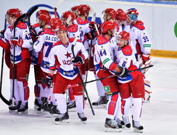 Хоккеистыи ЦСКА радуются победе