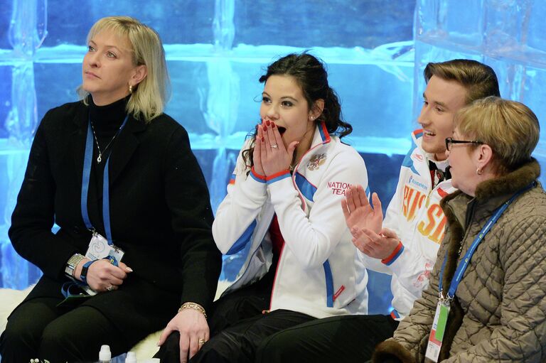 Фигуристы Елена Ильиных и Руслан Жиганшин с тренерами Еленой Кустаровой и Светланой Алексеевой