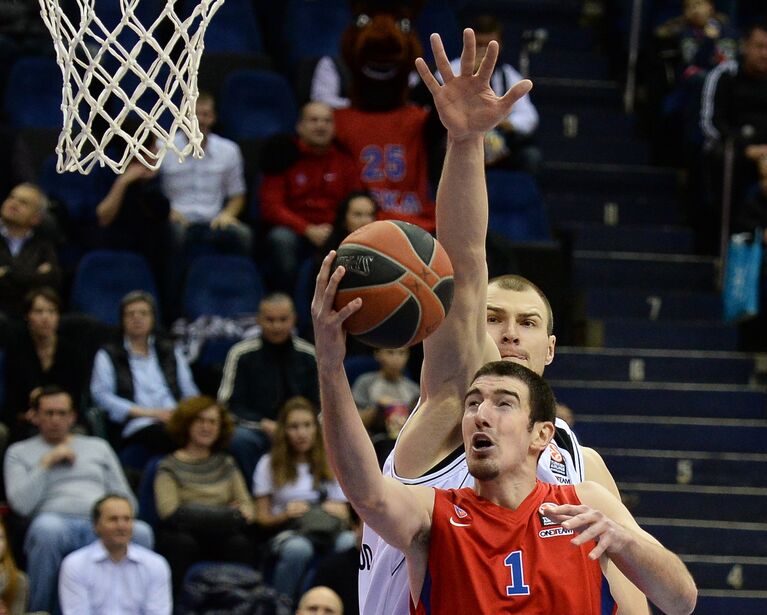 Защитник ПБК ЦСКА Нандо де Коло (на первом плане) и центровой БК Нижний Новгород Артем Параховский Защитник ПБК ЦСКА Нандо де Коло (на первом плане) и центровой БК Нижний Новгород Артем Параховский