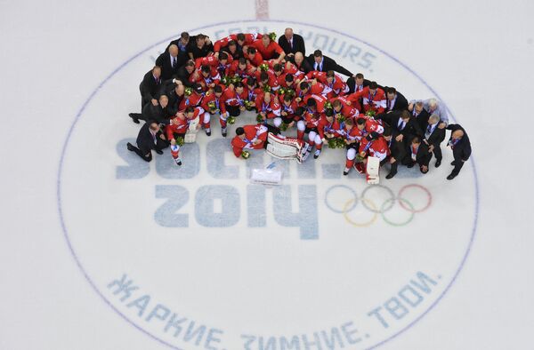 Хоккеисты сборной Канады после победы в финале турнира на ОИ-2014