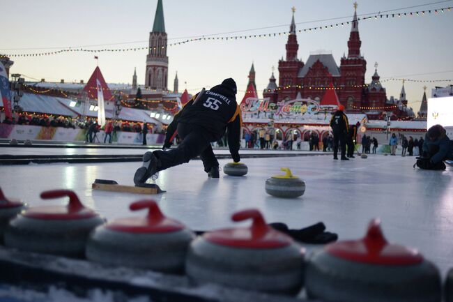 Спортсмены в матче этапа мирового тура по керлингу Red Square Classic на Красной площади