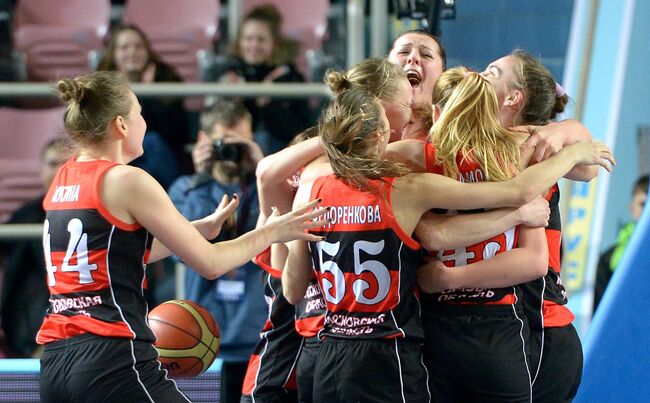 Баскетболистки команды Спарта энд К радуются победе в матче Финала Четырех женского Кубка России по баскетболу