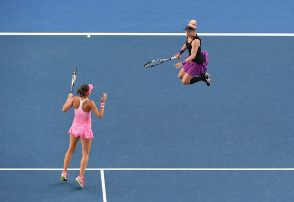 Американка Бетани Маттек-Сандс (справа) и чешка Люция Шафаржова радуются победе в финальном матче на Открытом чемпионате Австралии по теннису в парном разряде.
