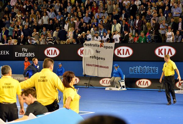 Болельщики во время финального матча Australian Open Маррей - Джокович с баннером со словами Australia Open for refugees (Австралия открыта для беженцев)