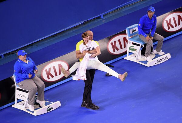 Болельщик, выбежавший на корт, во время финального матча Australian Open Маррей - Джокович