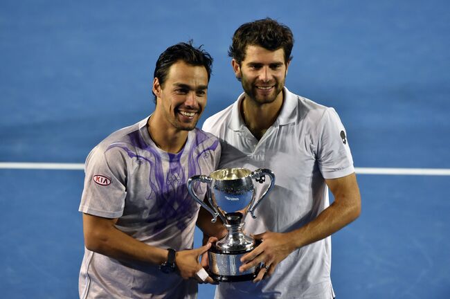 Симоне Болелли и Фабио Фоньини с трофеем Australian Open-2015