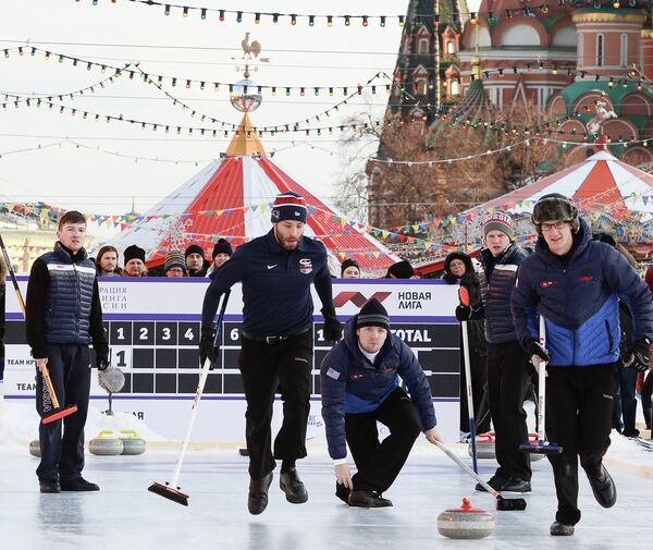 Команда США скипа Крэйга Брауна на турнире по керлингу под открытым небом Red Square Classic