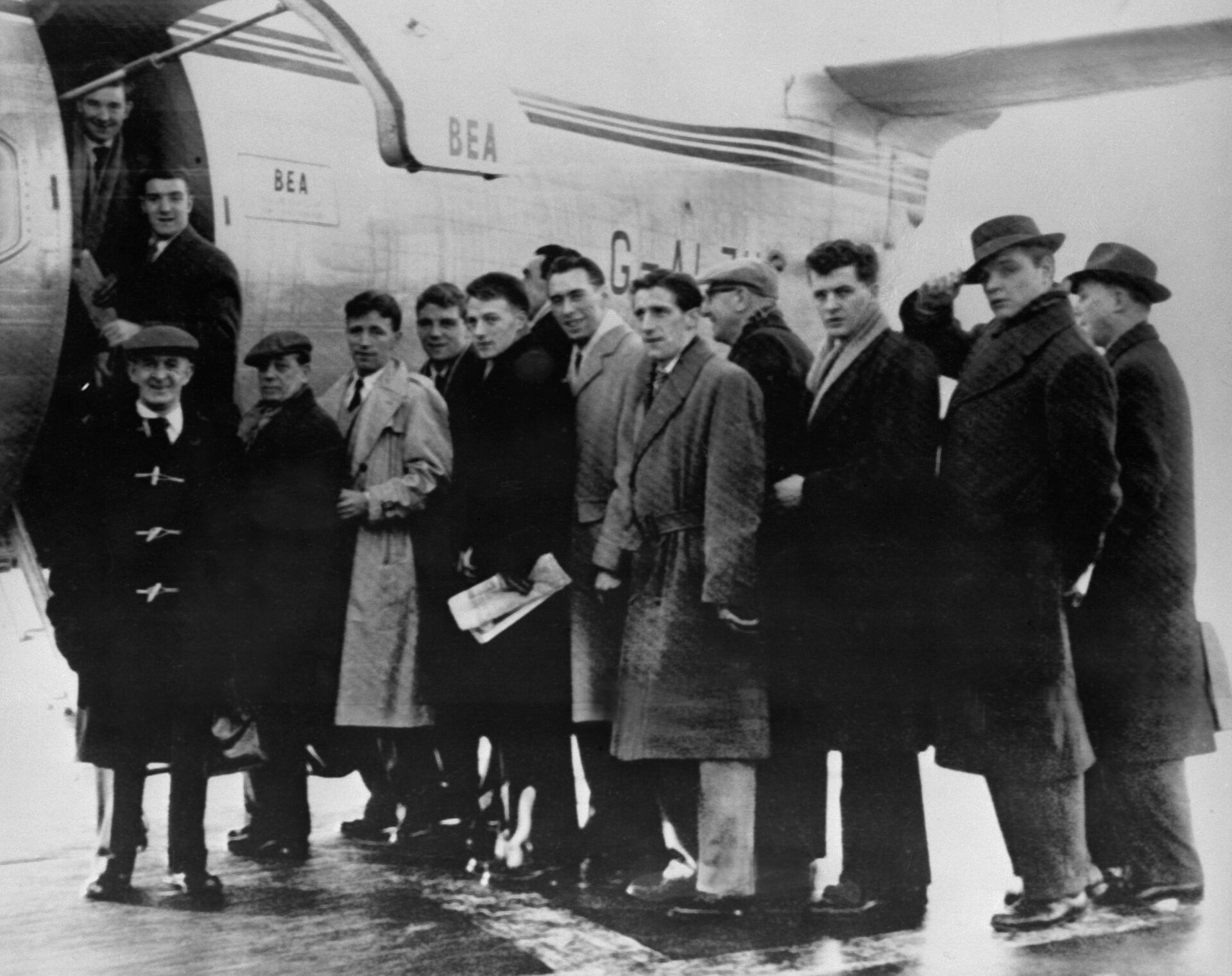Футболисты Манчестер Юнайтед, персонал клуба и журналисты перед посадкой в самолёт в аэропорту Манчестера на матч с Црвеной Звездой - РИА Новости, 1920, 06.02.2020
