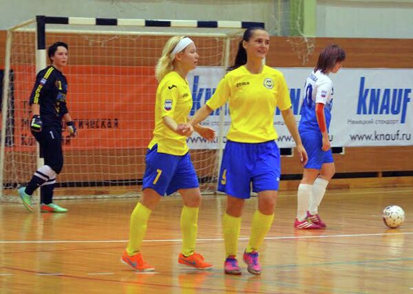 Игровой момент одного из матчей чемпионата России по мини-футболу среди женских команд