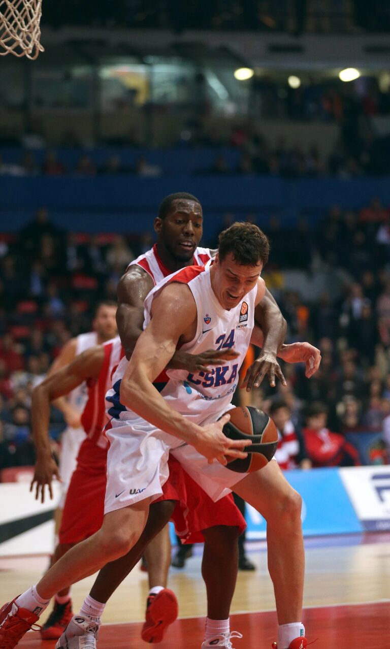 Форвард Олимпиакоса Брайант Данстон и центровой ЦСКА Кайл Александр Каун (на первом плане)