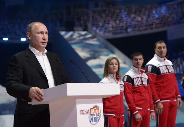 Владимир Путин выступает перед началом ледового шоу Сочи