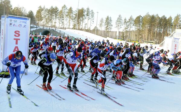 Участники всероссийской массовой лыжной гонки Лыжня России - 2015