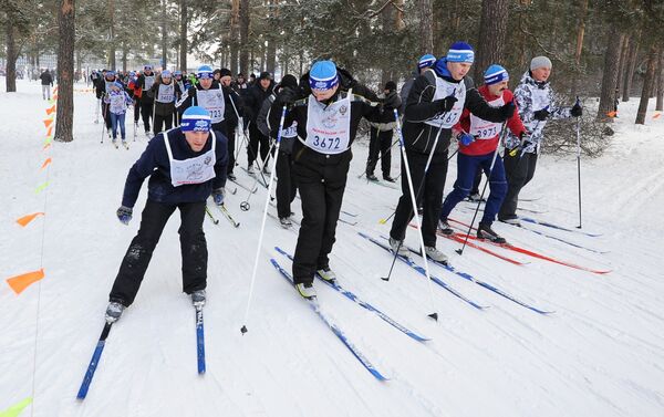 Участники всероссийской массовой гонки Лыжня России в Челябинске