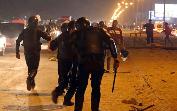 Столкновение полиции и футбольных фанатов на востоке Каира в Египте