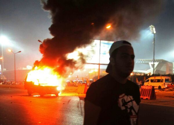 Столкновение полиции и футбольных фанатов на востоке Каира в Египте