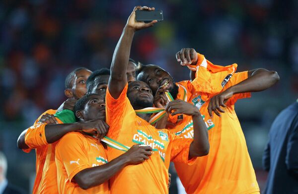 Футболисты сборной Кот-д'Ивуара делают селфи после победы на Кубке африканских наций
